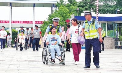 交警护送行动不便的考生