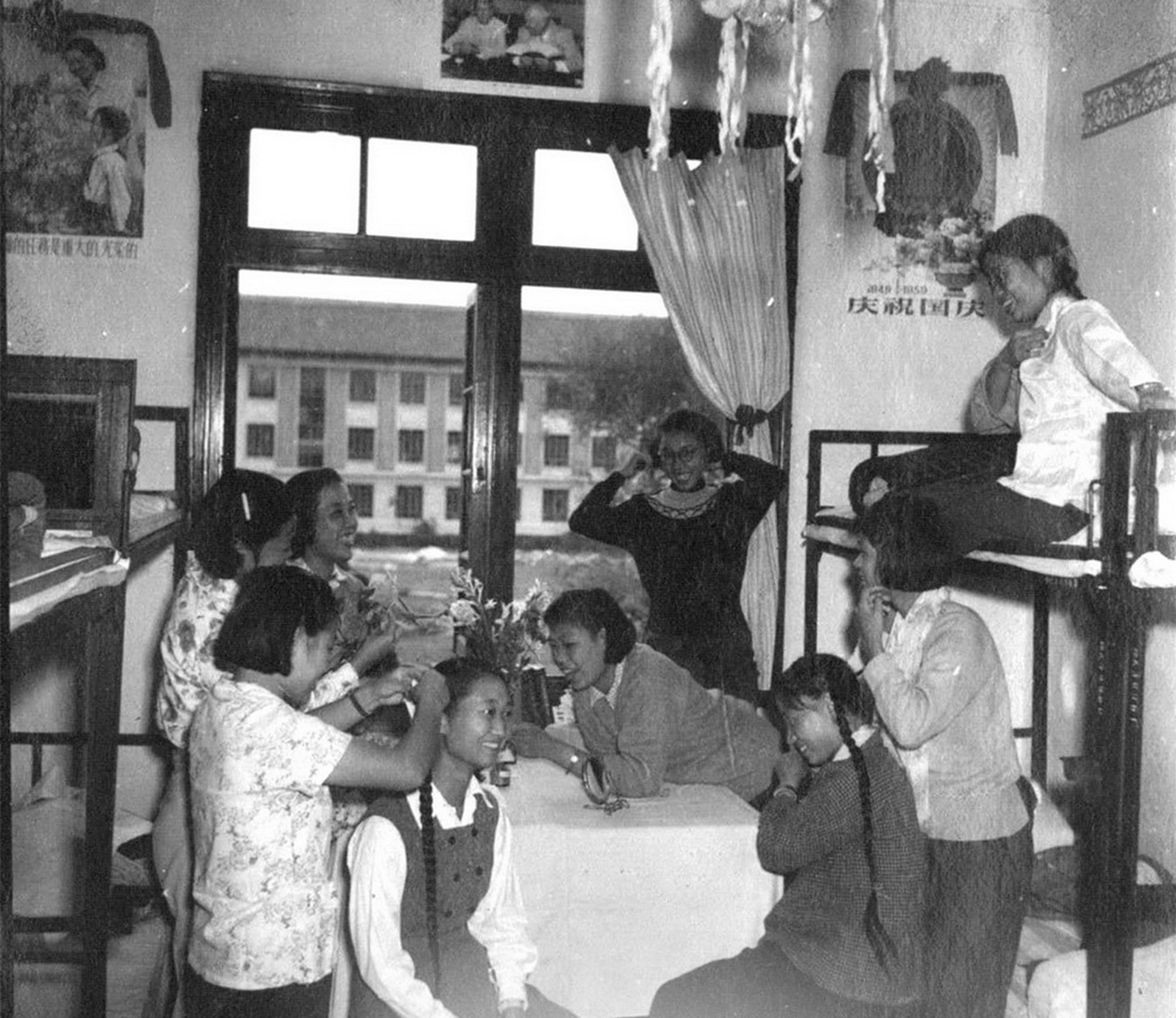 1950年代国庆节，华东师大政教系女生宿舍欢聚