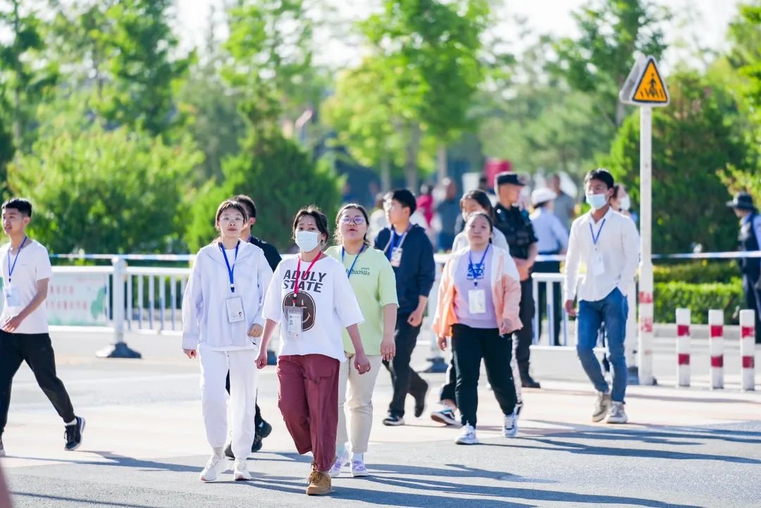 张掖中学考点考生们有序进入考场