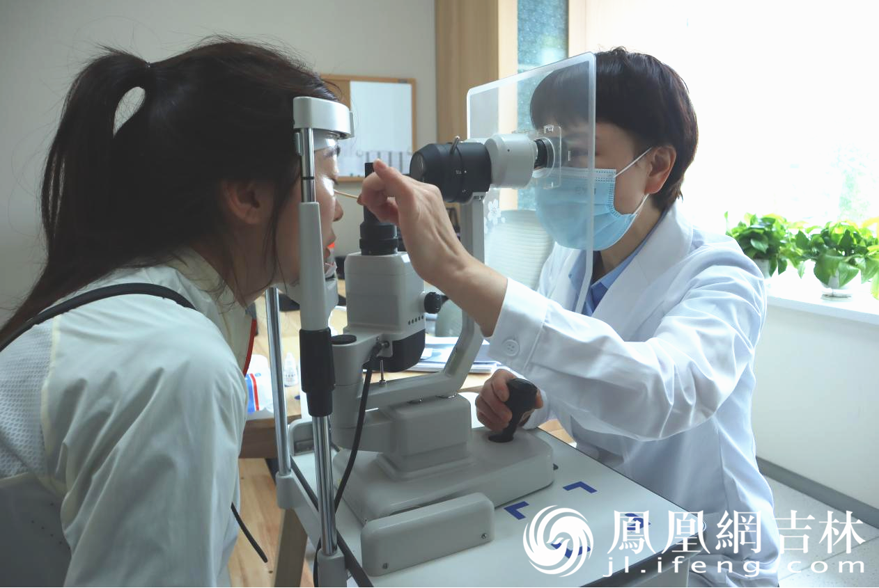 张岩教授为患者检查视力。 凤凰网吉林 龙晓宁/摄