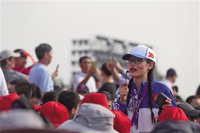 2019年10月1日，庆祝中华人民共和国成立70周年大会，志愿者为观众讲解注意事项。侯少卿 摄