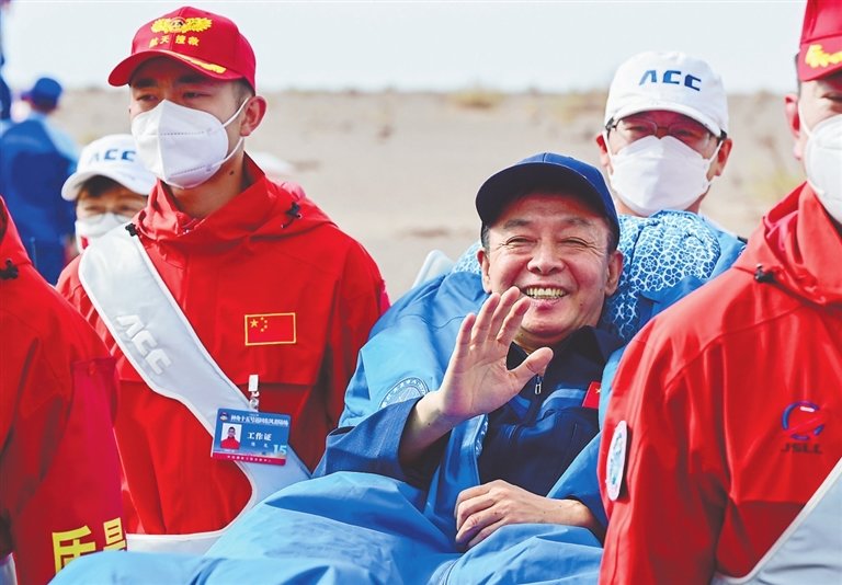 6月4日,神舟十五号载人飞船返回舱在东风着陆场成功着陆,神舟十五号载人飞行任务取得圆满成功。这是航天员邓清明挥手致意。 新华社记者 连 振摄