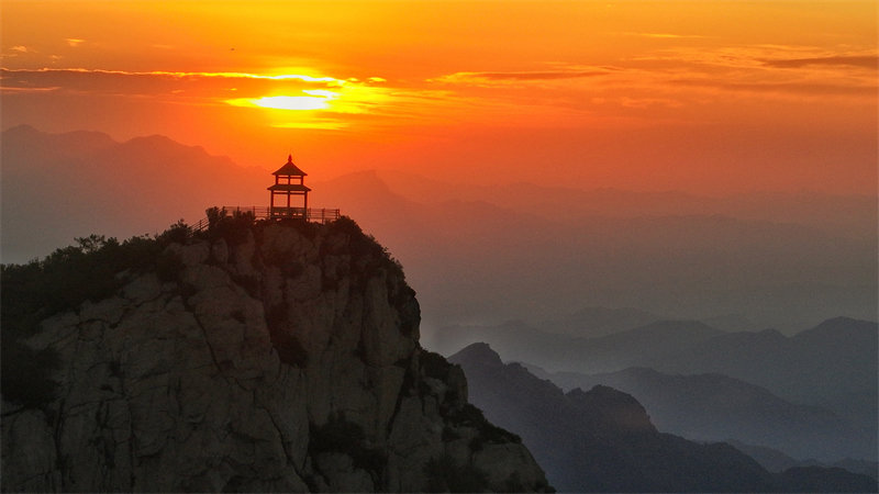 6月8日拍摄的石家庄市灵寿县五岳寨景区晨景（无人机照片）。