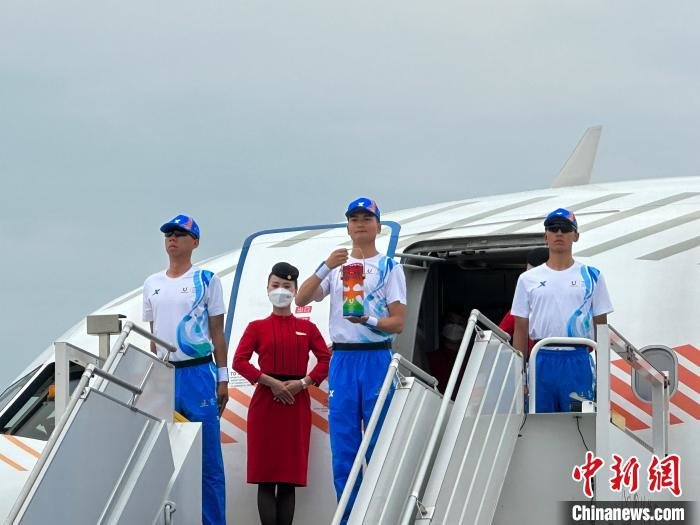 成都大运会火种启航 “中国民航英雄机长”刘传健执飞凤凰网宁波_凤凰网