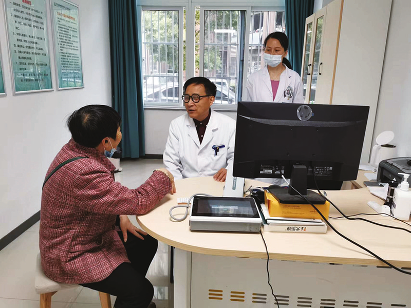吴继雄主任定期下社区，在社区卫生服务中心为百姓提供免费医疗服务。