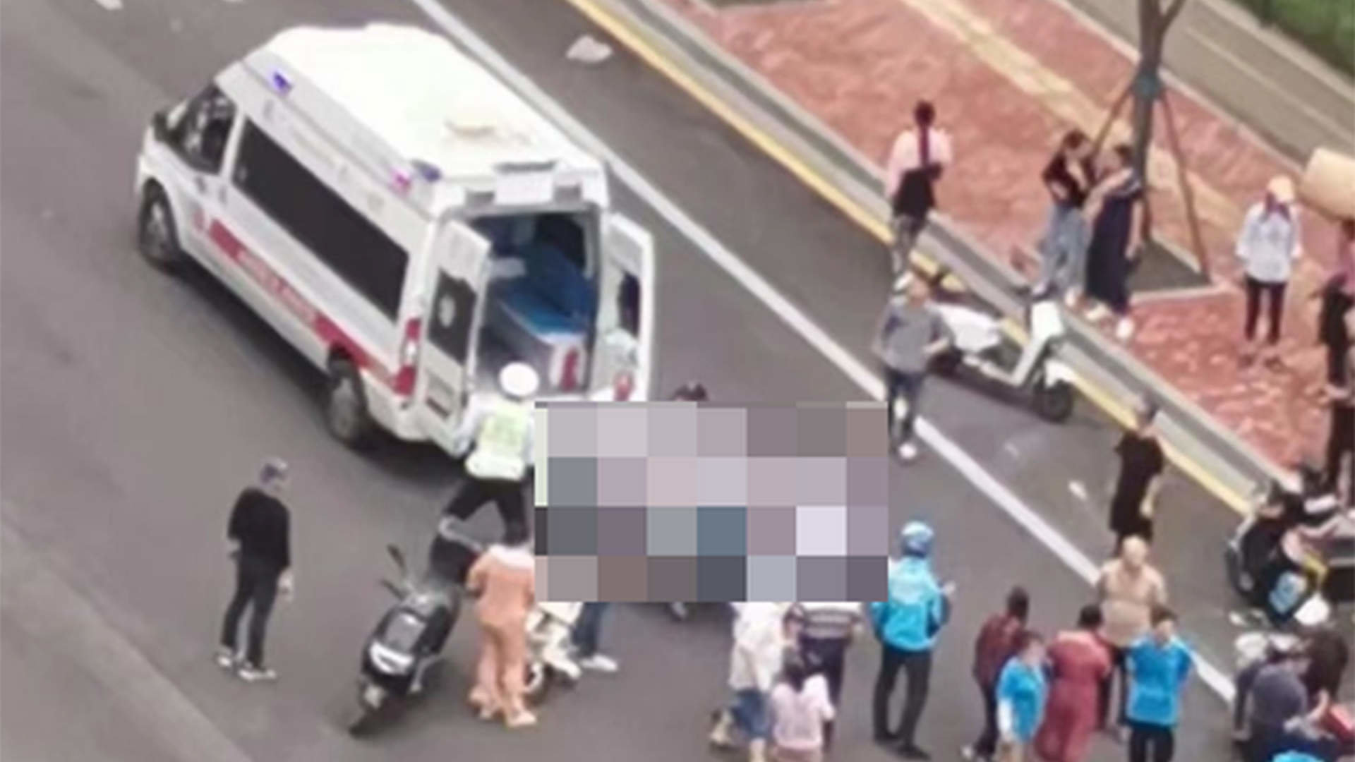 39岁男子驾驶面包车在长沙连撞9人，肇事后弃车逃跑，官方：已落网