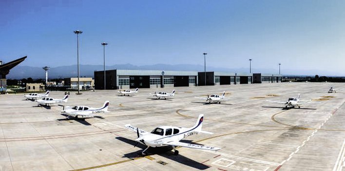 飞机停放在芮城新南张机场 特约摄影 肖永杰