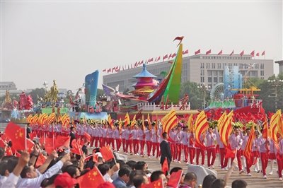 2019年10月1日，庆祝中华人民共和国成立70周年大会在北京天安门广场隆重举行，群众游行由10万群众、70组彩车组成36个方阵和3个情境式行进。侯少卿 摄