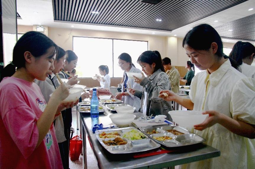 6月7日中午，河南睢县回族高级中学考点，考生在开心就餐 徐泽源摄