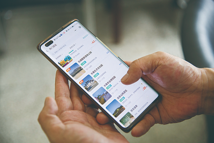 通过“一机游长春”小程序，可直接购买景区门票、选择旅游路线。 本栏摄影 张扬