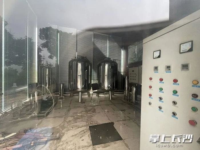 梅溪湖直饮水净水站地面脏乱,内部设备无运行迹象。