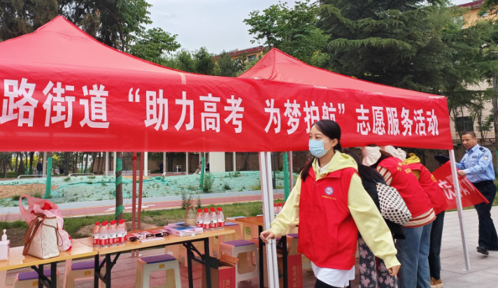 西峰区志愿者尽心守护，全力护航。