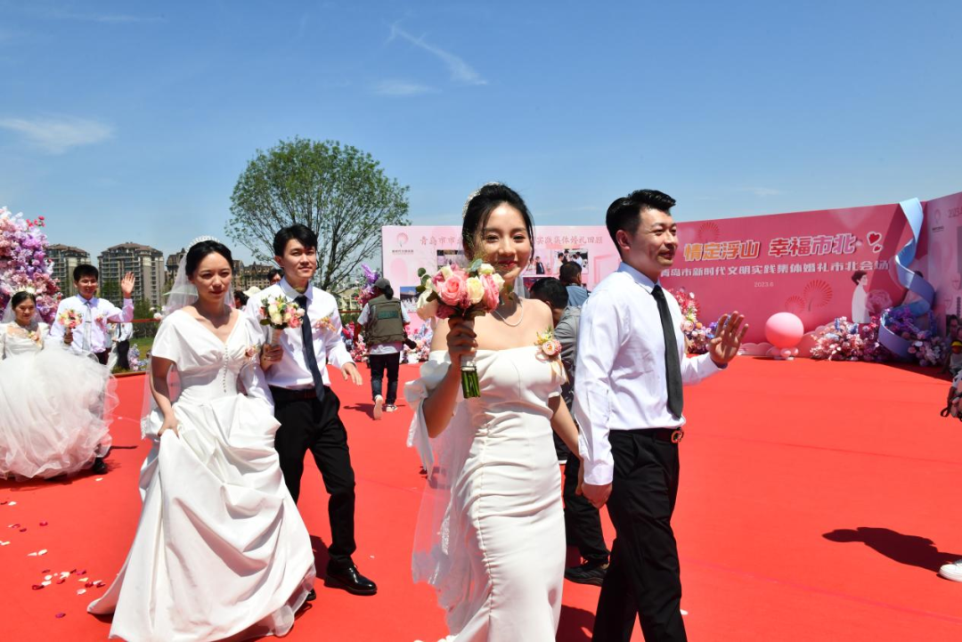11对新人情定浮山!青岛市新时代文明实践集体婚礼举行