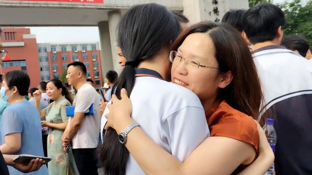班主任为学生送拥抱：送考15年，自己孩子高考丈夫送