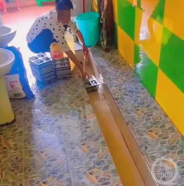 幼儿园人员在小便池冲餐具，引起巨大争议。/视频截图