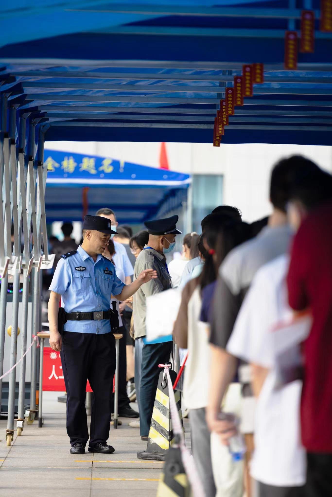 是考生家长 更是暖心民警