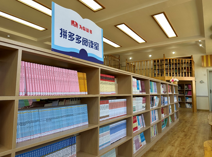“为你读书”公益行动为珲春第四小学图书阅览室带来丰富的书籍。李雪筝/摄