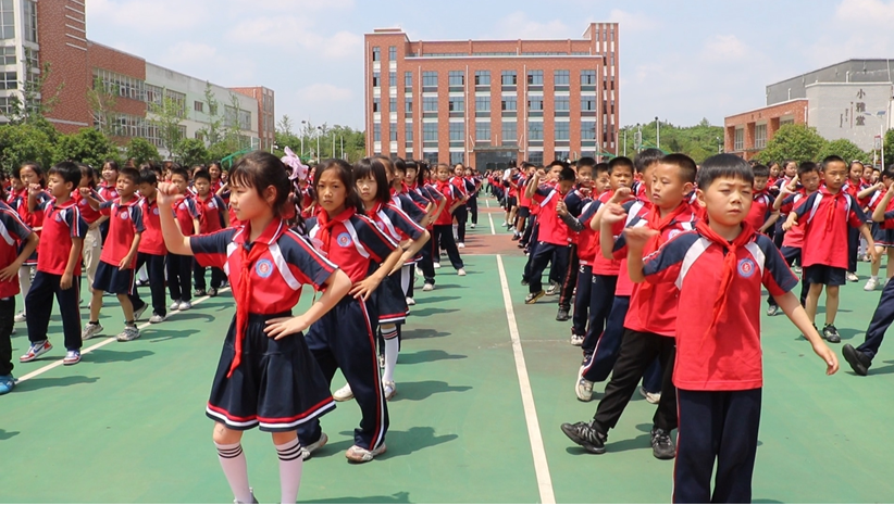 共青小学学生跳防溺水课间操