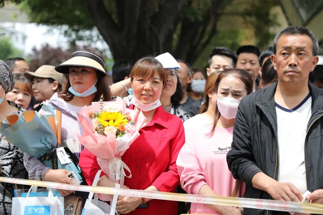 天水市第一中学考点外家长手捧鲜花等待孩子出场