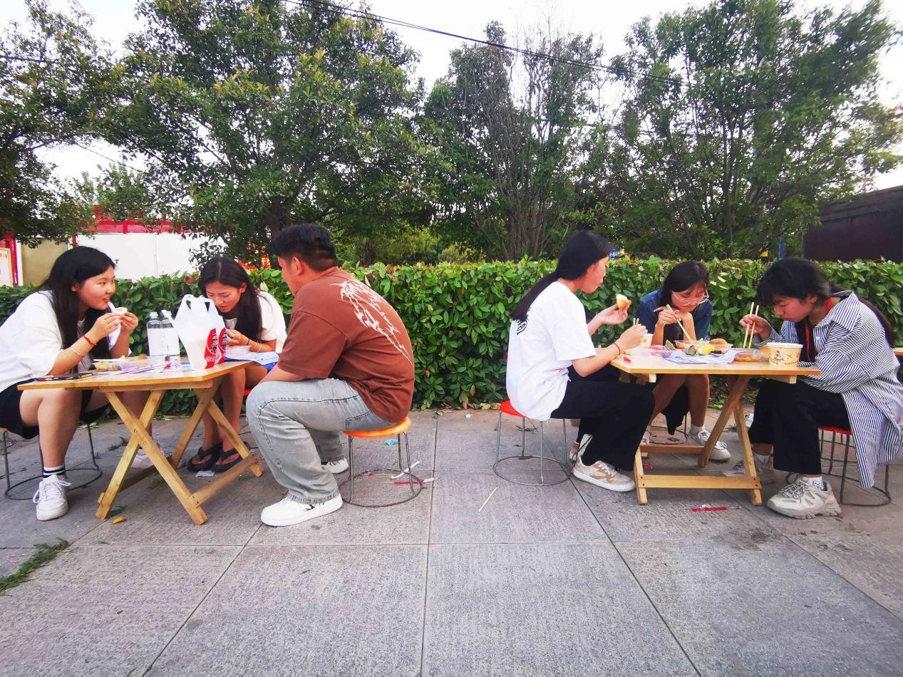 ▲虞城县爱心晚餐志愿者为高考考生提供的丰盛晚餐，考生们吃得很舒心。 贾震 摄