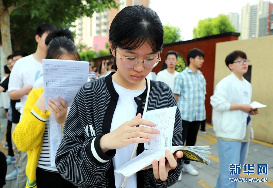 6月7日，河南省南阳市第二十一学校考点，考生在温习功课。高嵩 摄