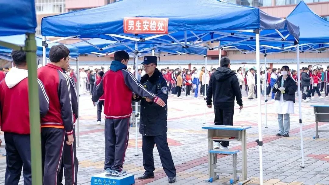 考生们正排队有序进场