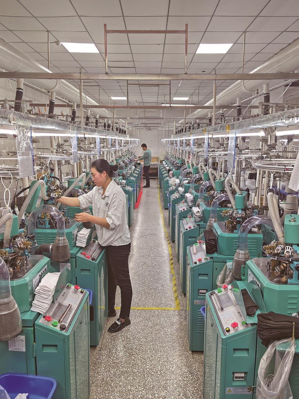 袜业生产车间一派繁忙景象。赵蓓蓓 摄