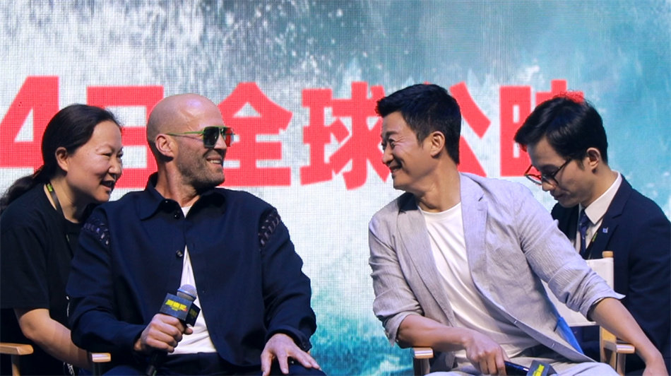 吴京与杰森&middot;斯坦森出席《巨齿鲨2》上海发布会。澎湃新闻记者 薛松 图