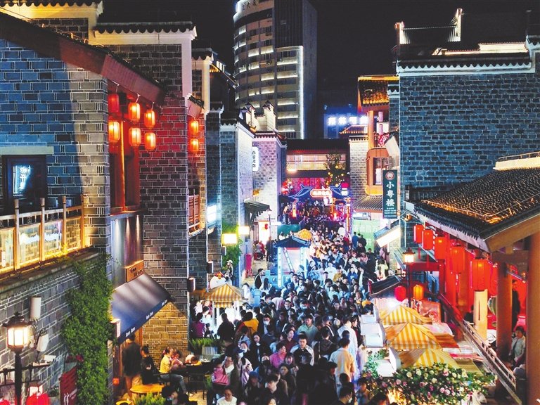 夜幕降临，万寿宫历史文化街区灯火通明，游客络绎不绝（通讯员供图）