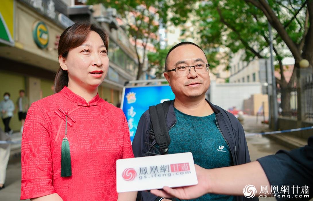在考场外等待的王艳琴夫妇希望孩子能考上理想的大学 李德宇 摄