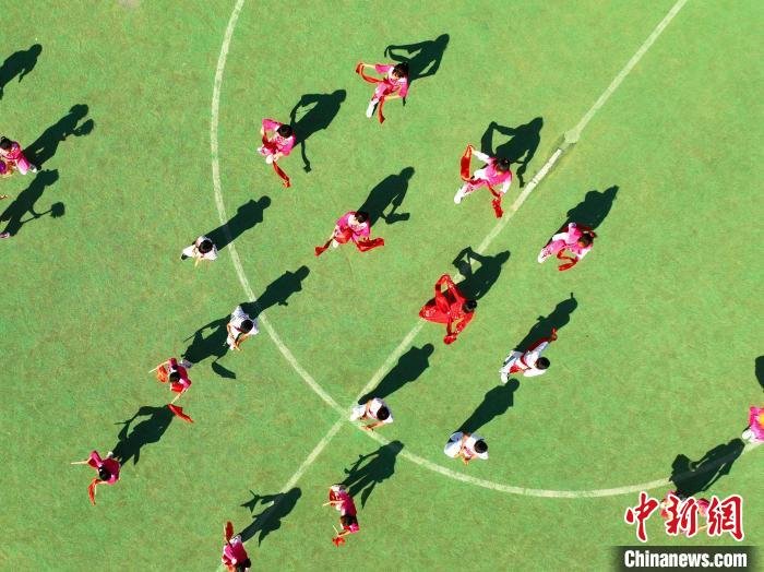 航拍学生排练非遗地秧歌。(无人机照片) 王海滨 摄