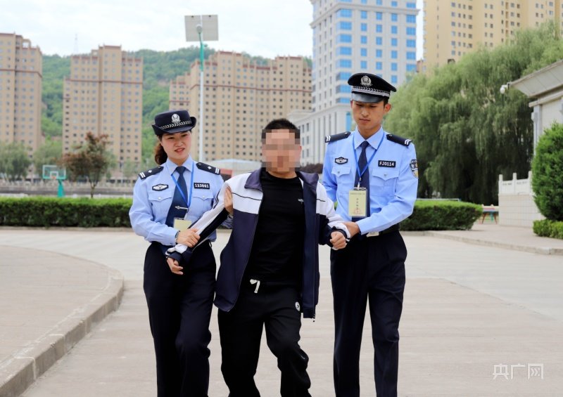2023年高考期间,甘肃省平凉市灵台县公安局执勤民警为行动不便考生提供全程接送服务,确保考生能准时参加考试。(央广网发 赵江宏 摄)