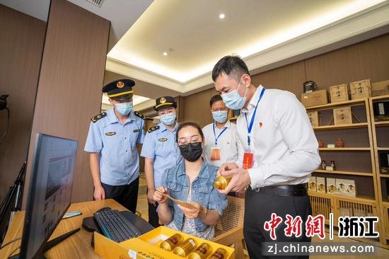 宁波市场监管部门指导当地企业创建“绿色直播间”。 宁波市市场监督管理局供图