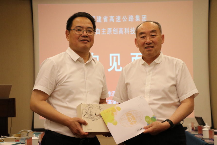 宋怀谦会长向潘向阳总经理赠送学会会员书画作品