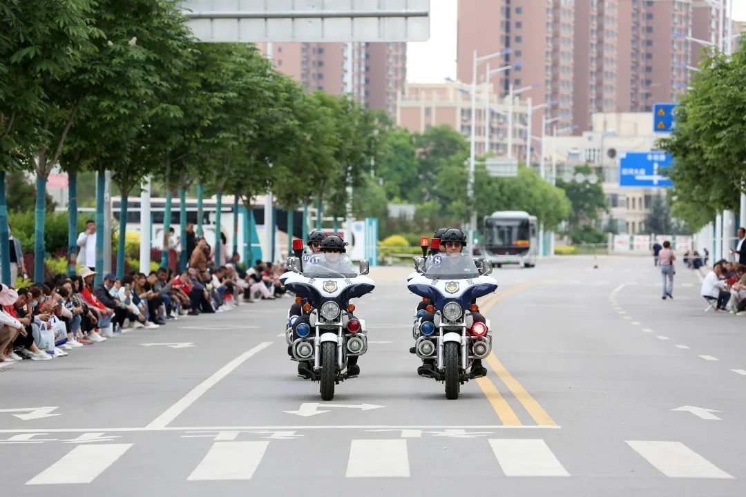 崆峒区公安分局巡特警大队在维护考场周边交通