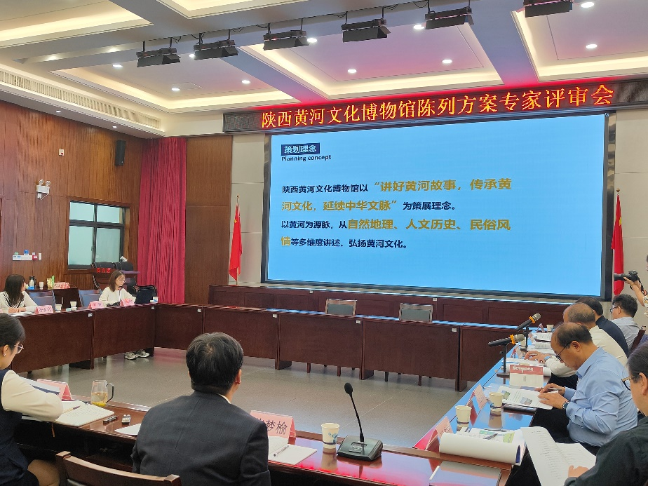 图为设计团队人员发言介绍陈列方案