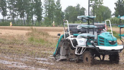 沛县田间用上“黑科技” 农机无人驾驶自动作业