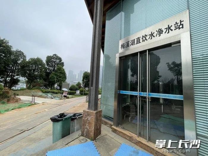 梅溪湖直饮水净水站大门紧闭,内部设备无运行迹象。