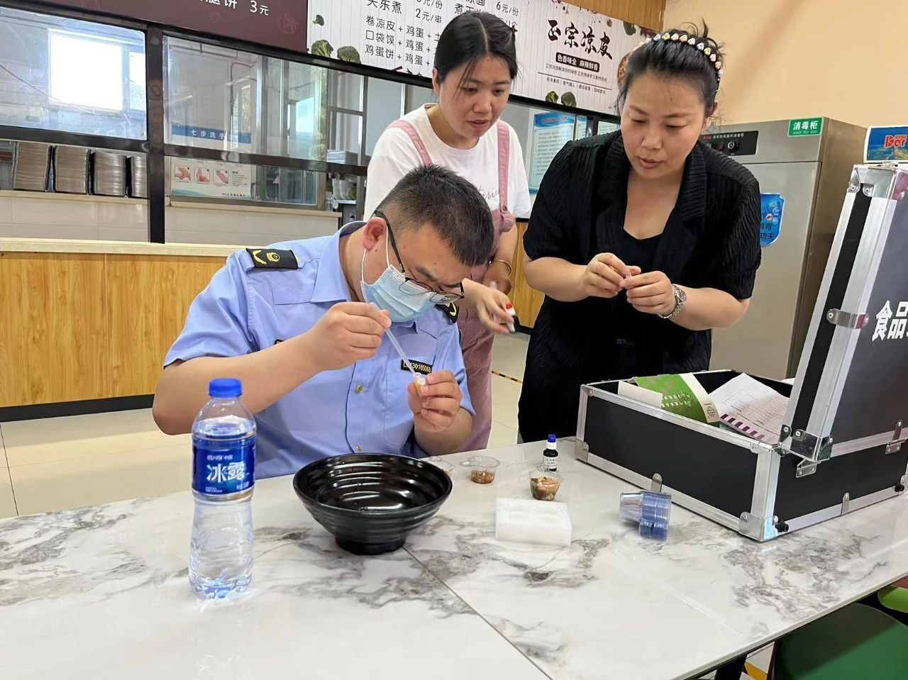鹿泉区市场监督管理局执法人员高考供餐学校食堂进行食品快检