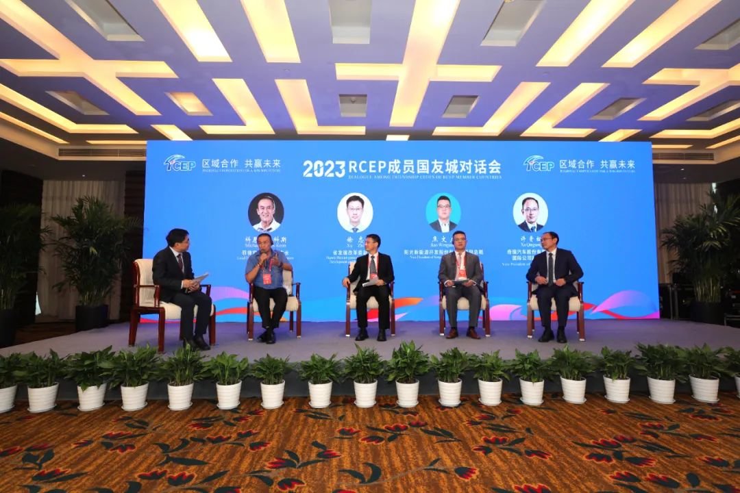 在对话环节，嘉宾分别围绕城市遇见“AI”，新能源、新机遇、新合作主题展开对话，共话发展。