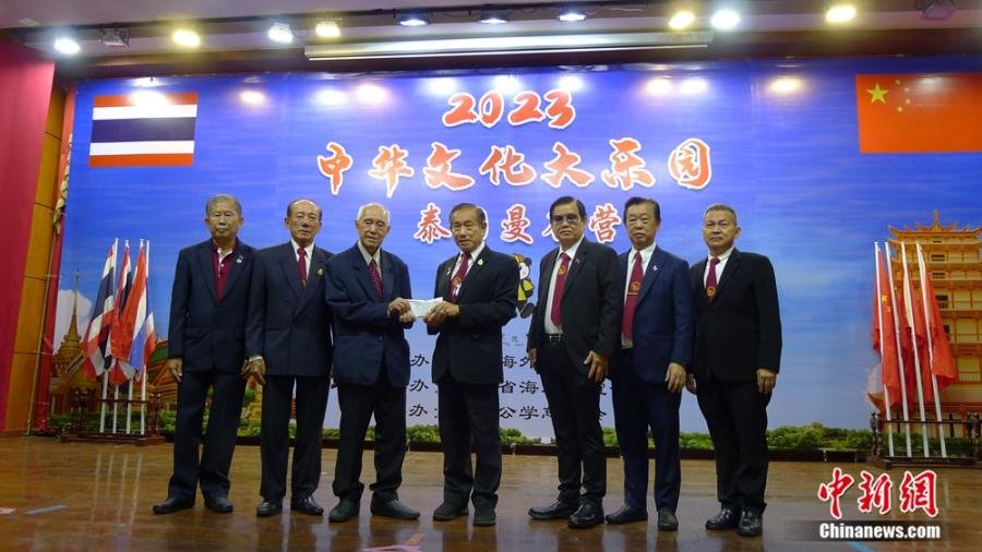 罗宗正博士(左三)在开营仪式上为孔堤公学捐款 李映民 摄