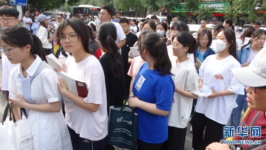 6月7日，河南省开封市第五中学考点，考生在排队入场。李俊生 摄