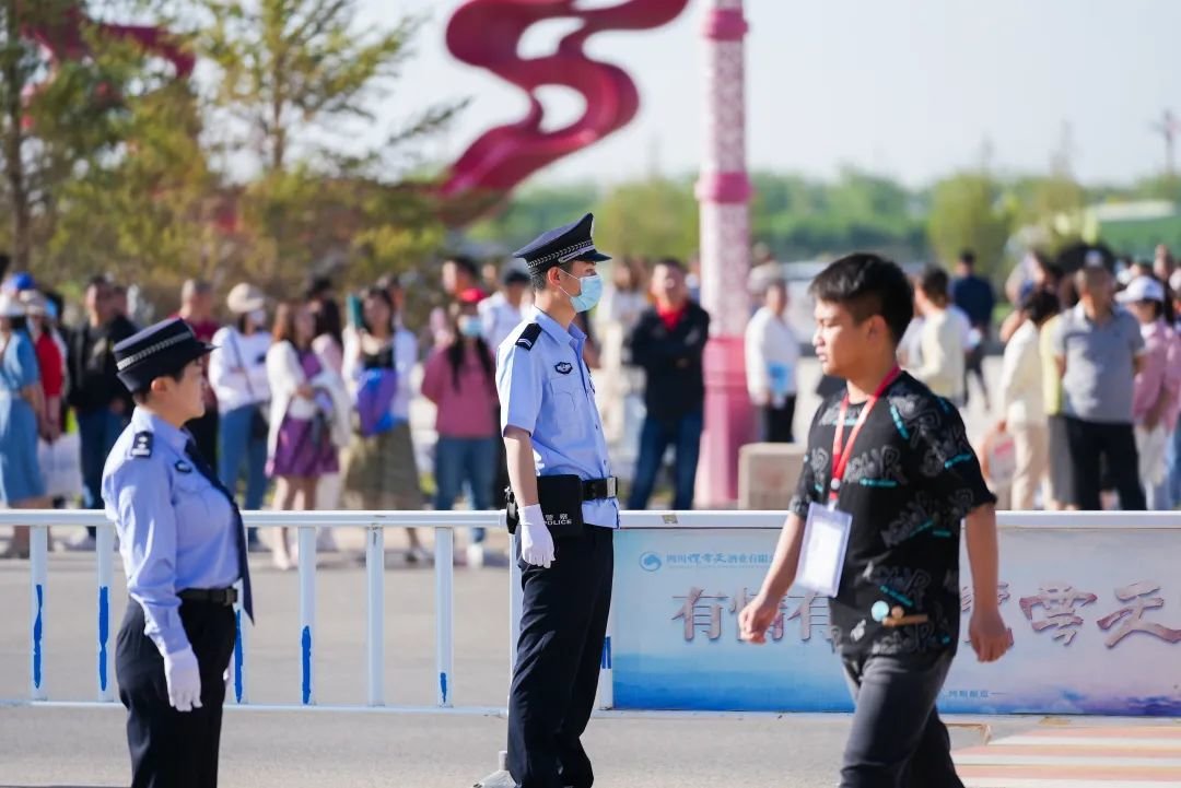 考场外，民警们在认真执勤，确保考试顺利。