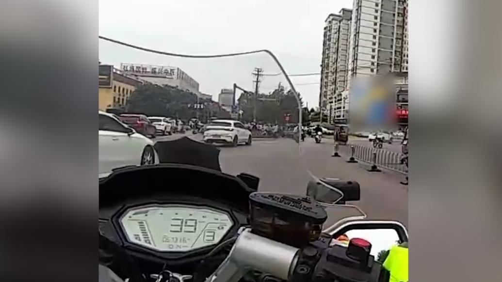 考生考前上吐下泻，护考铁骑送医后再送回