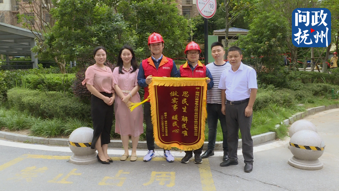 抚州诺贝尔国际小区出入口变电箱“堵路” 存在安全隐患