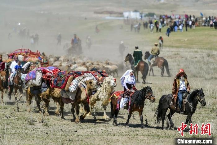 百万阿勒泰羊转场文化旅游节转场仪式在新疆阿勒泰地区福海县沙尔布拉克转场文化旅游小镇举行。