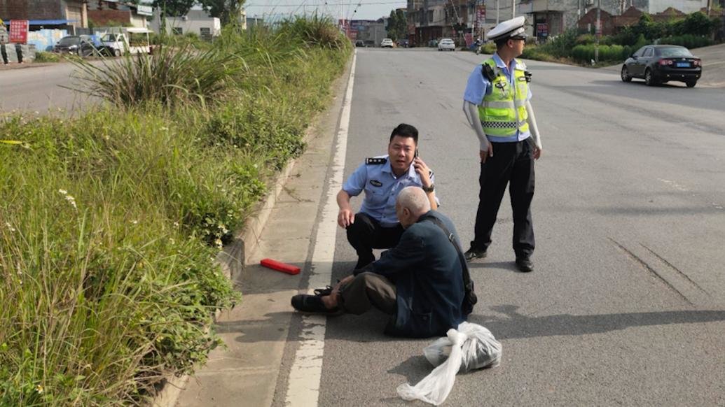 市民求助交警称老人摔倒在马路上没人扶，民警紧急救助