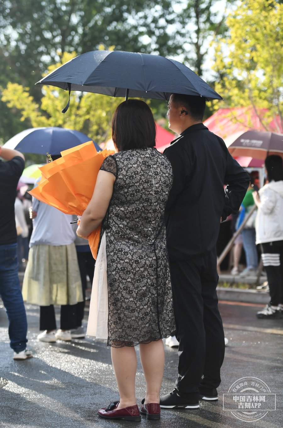 家长手持鲜花暖心守候