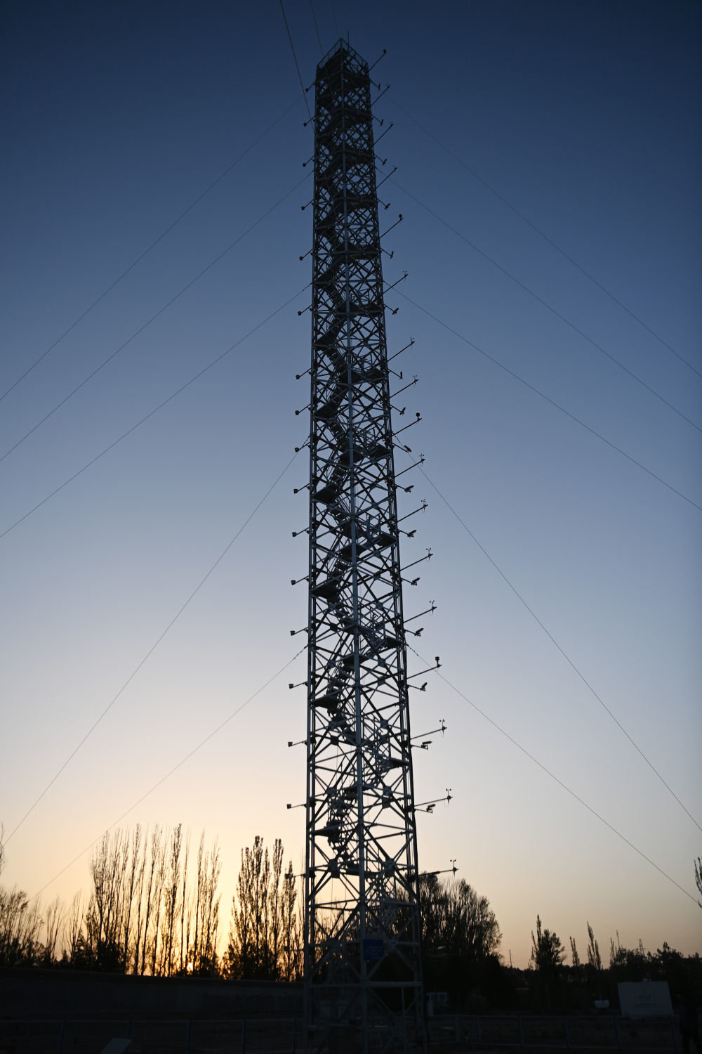 这是5月31日在甘肃省治沙研究所民勤治沙综合试验站拍摄的沙尘暴观测塔