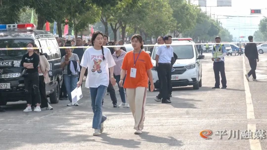 考点外，公安民警正在维持秩序。